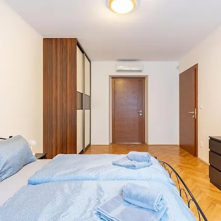 Lägenhet Urban Haven: Blissful Living In