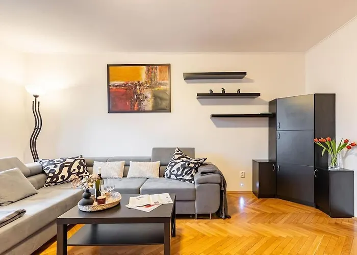 Lägenhet Urban Haven: Blissful Living In