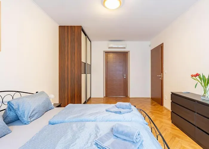 Lägenhet Urban Haven: Blissful Living In